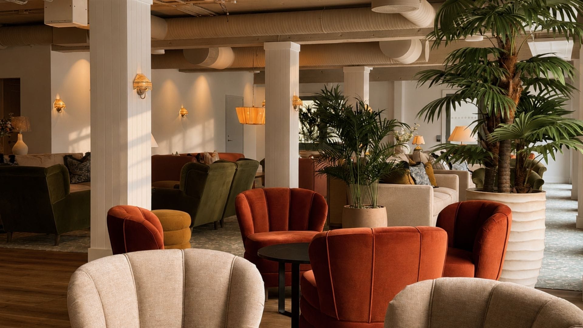 Moderne lounge med komfortable stoler