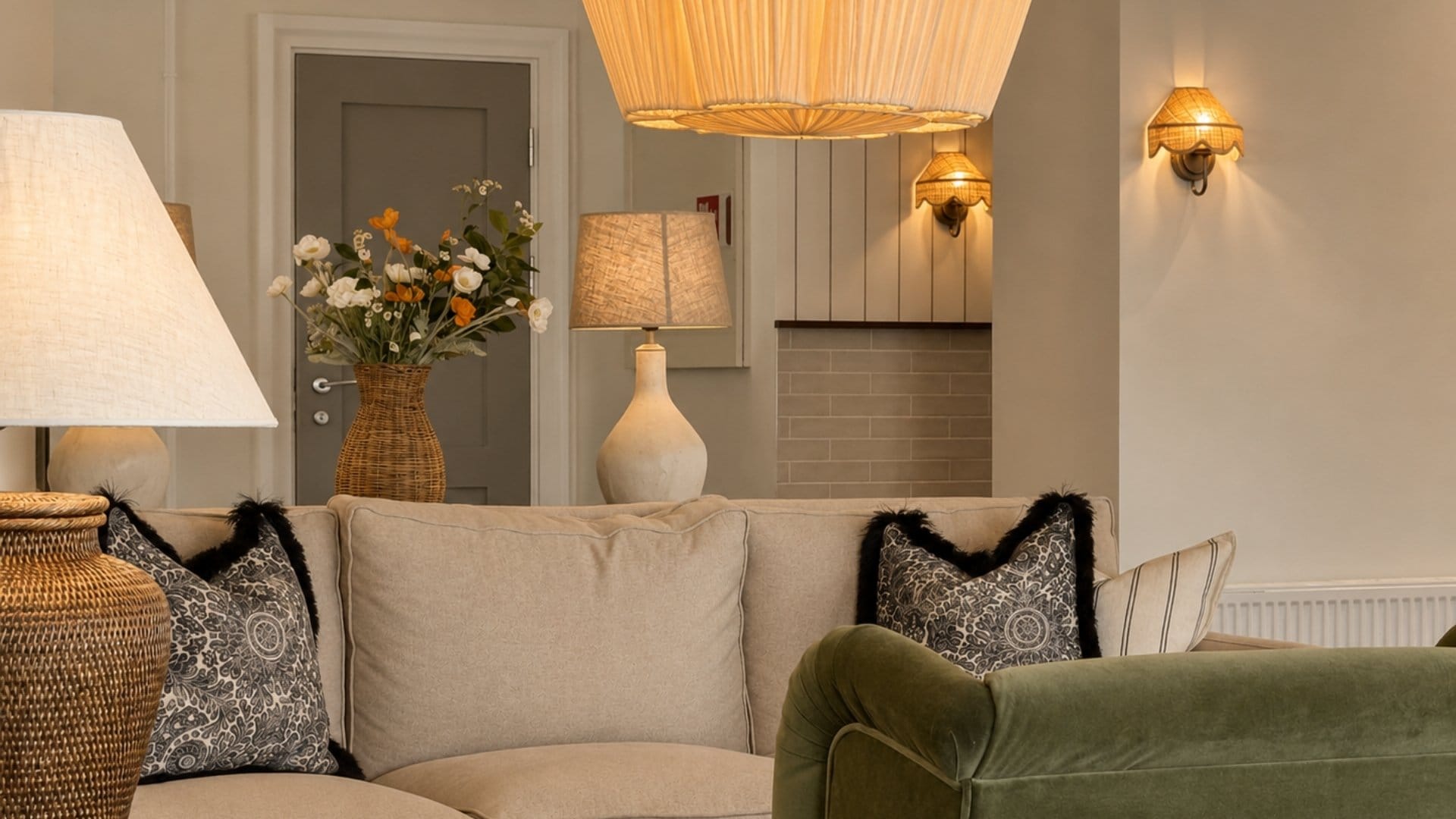 Moderne lounge med sofa og stilige lamper