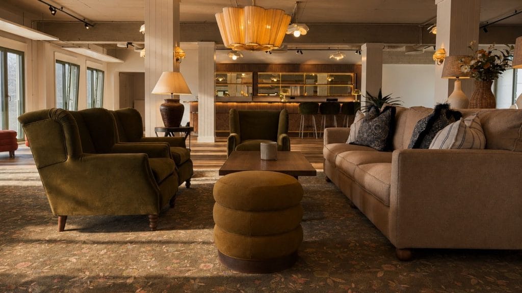 Moderne lounge ved hotell med komfortable møbler
