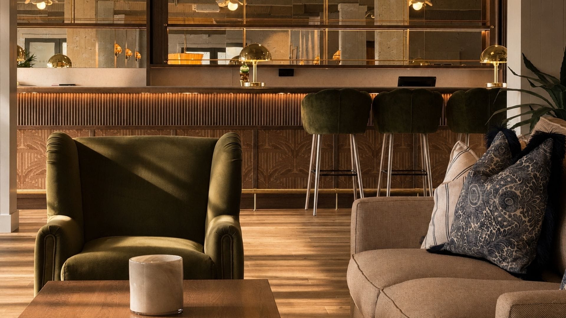 Moderne hotel lounge med fargerike møbler
