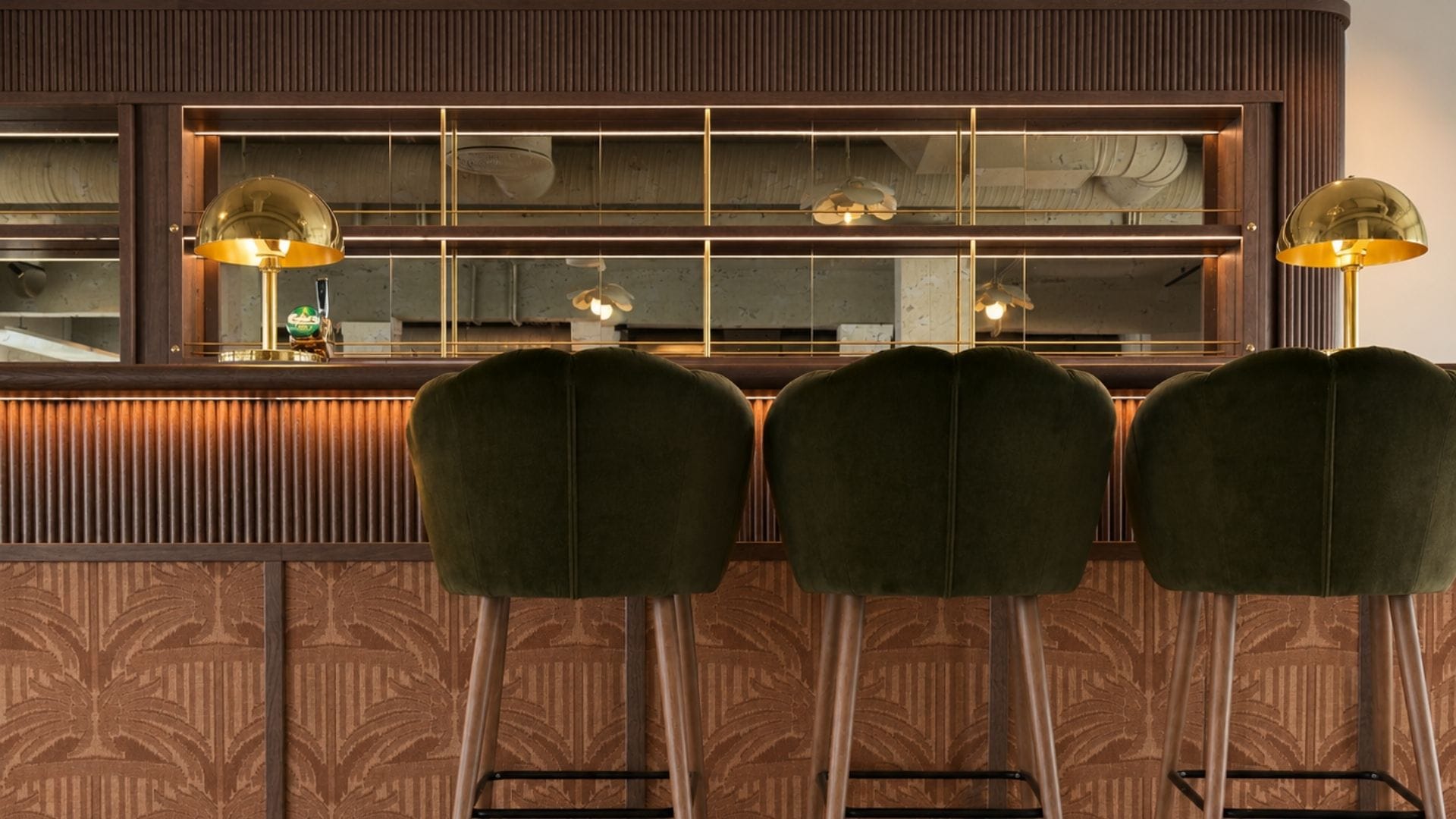 Moderne bar med stilige stoler