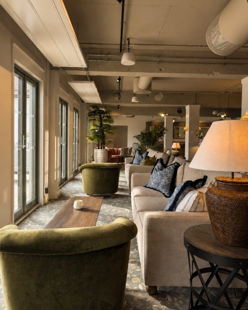 Moderne lounge med komfortable møbler