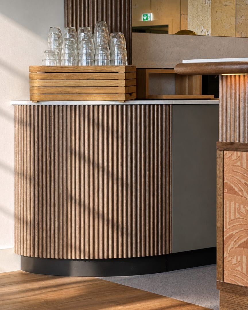 Moderne bar med trepanel og glass