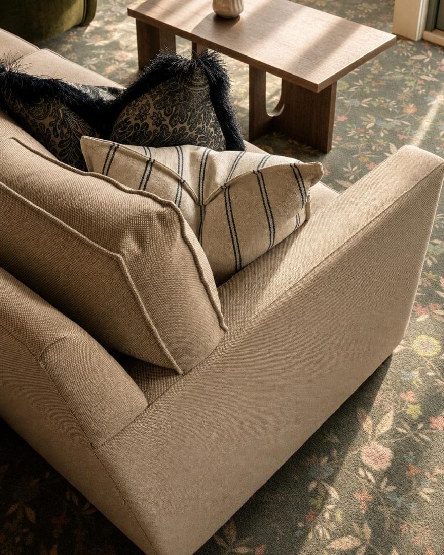 Lys stue med sofa og puter