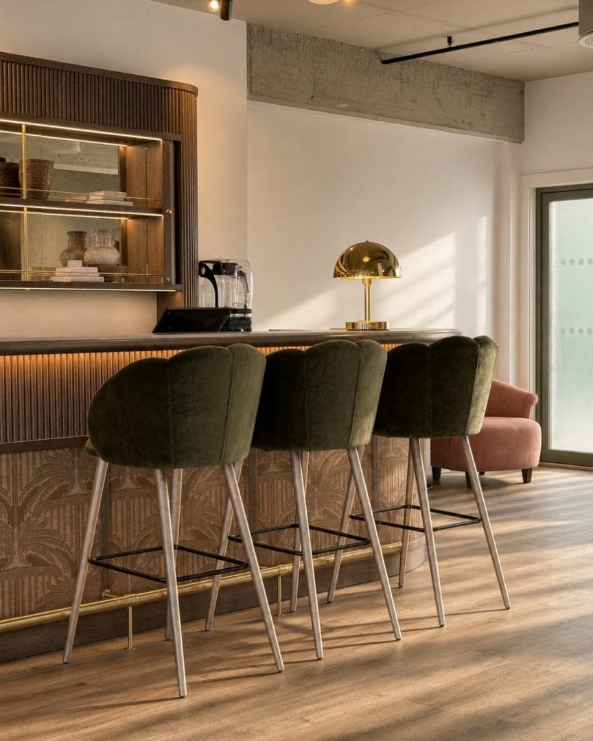 Moderne bar med stilige stoler