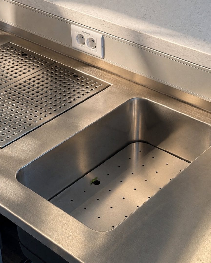 Rustfritt stål vask med hull
