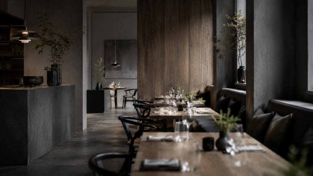 Minimalistisk restaurant i mørke farger
