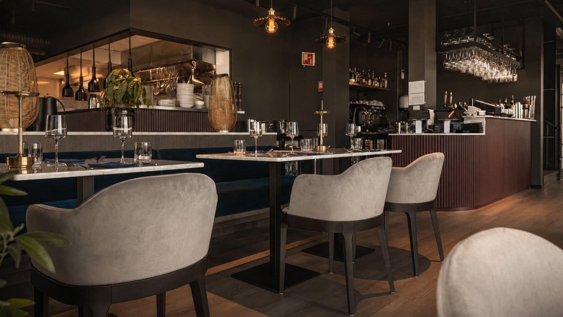 Moderne restaurant med stilige møbler