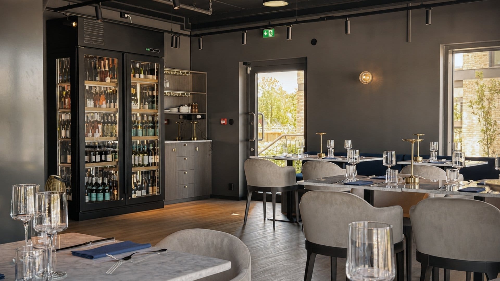 Moderne restaurant med elegant interiør