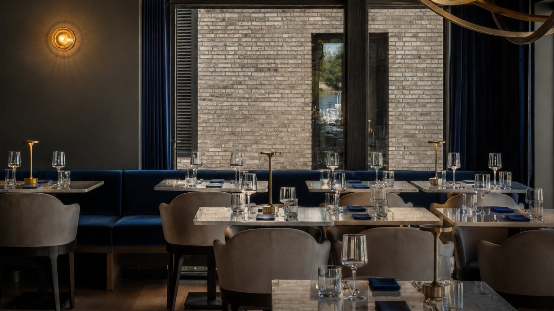 Moderne restaurant med stilige bord