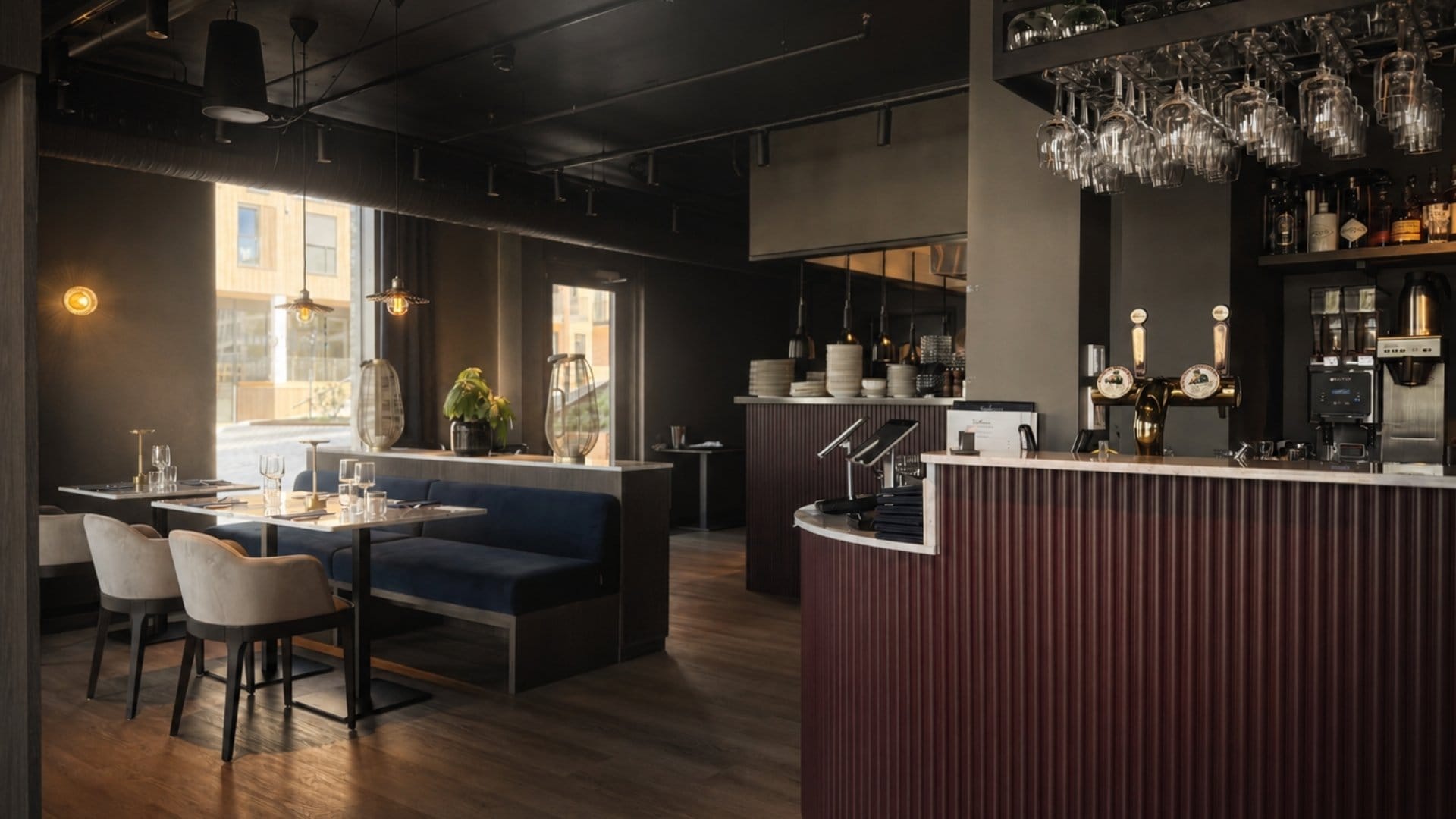 Moderne restaurant med stilige møbler