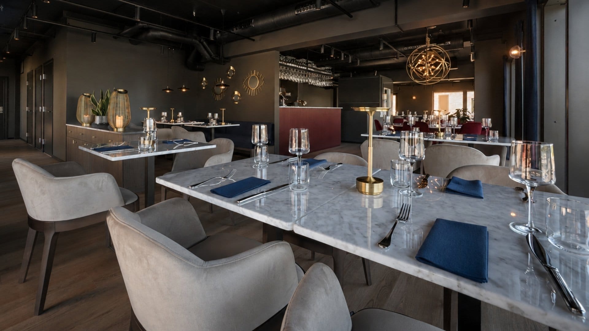 Moderne restaurant med stilige møbler