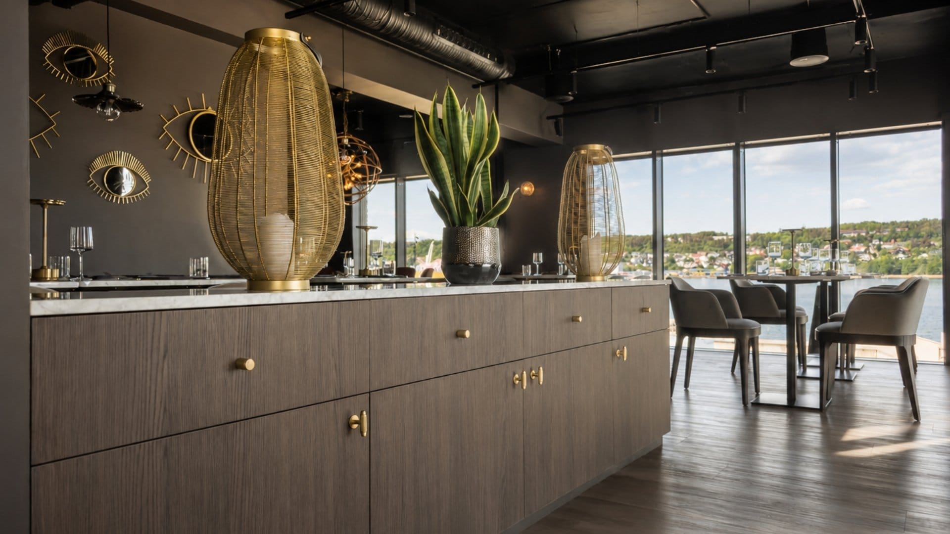 Moderne restaurant med vakker utsikt