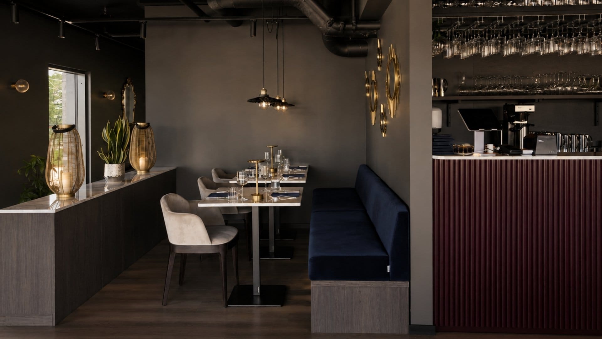 Moderne restaurant med stilige detaljer