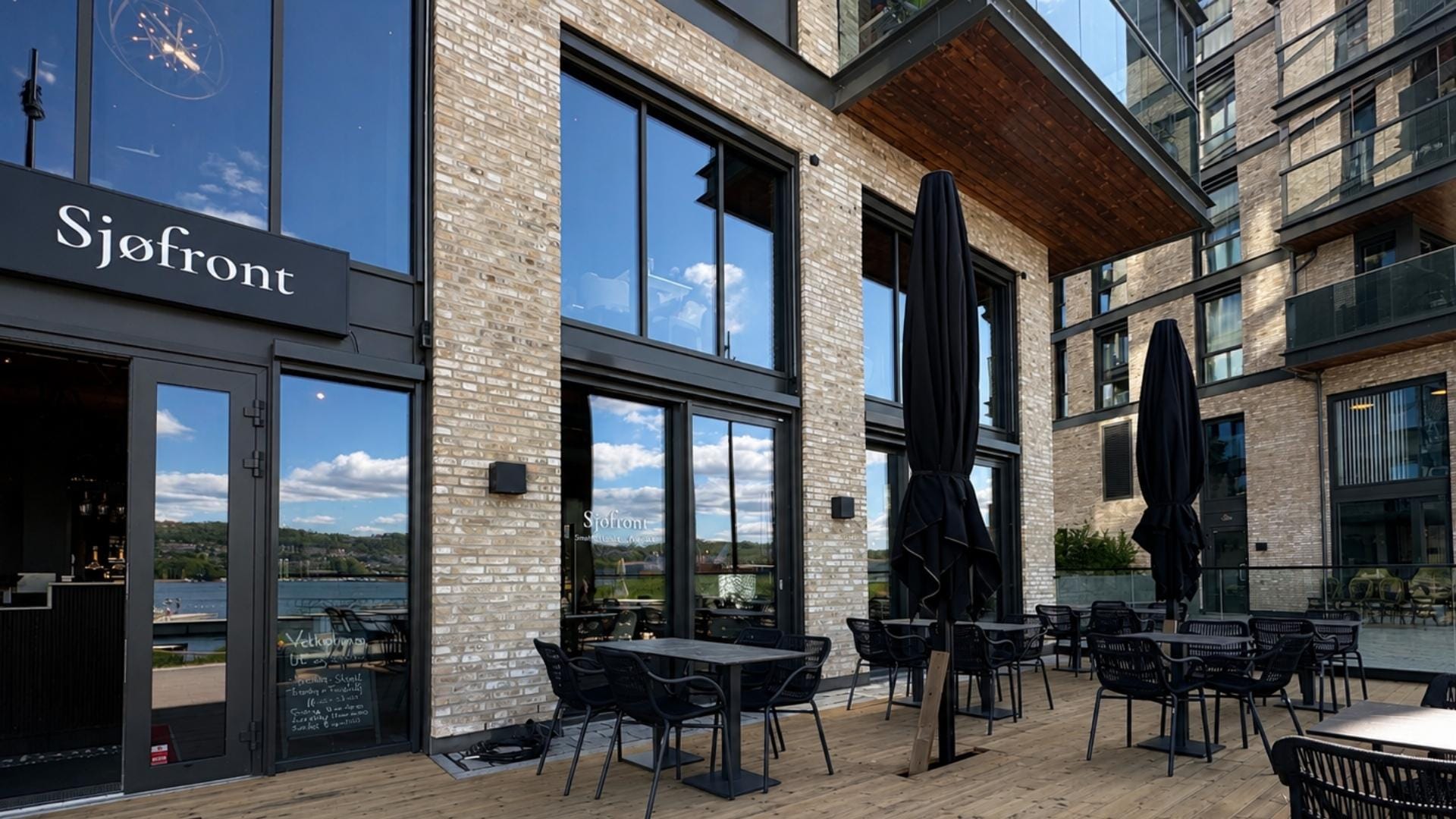 Moderne restaurant ved vannet, utendørs.
