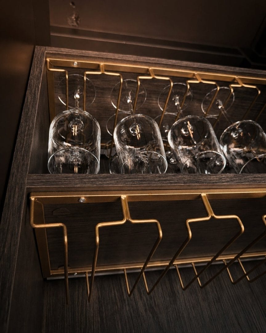 Glasstativ med elegante vinglass