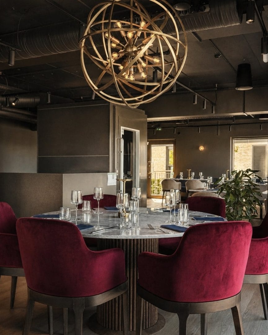 Moderne restaurant med stilige stoler