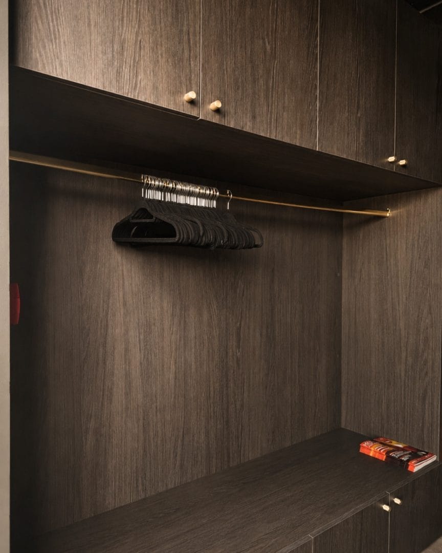Tom garderobe med kleshengere