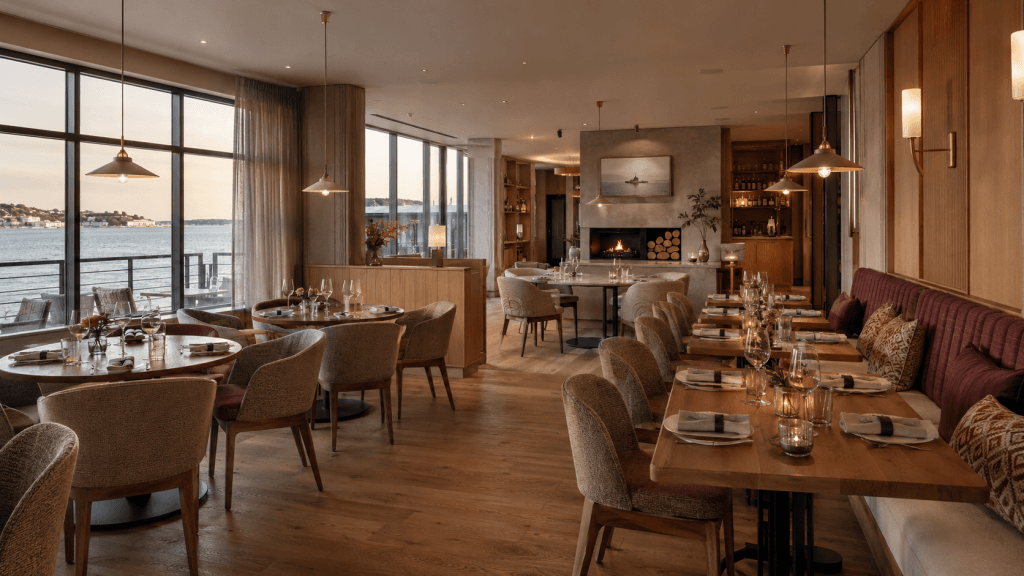 Moderne restaurant med sjøutsikt restaurantstoler