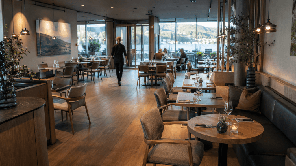 Moderne restaurant med fin plassering av restaurantstoler og utsikt over vannet