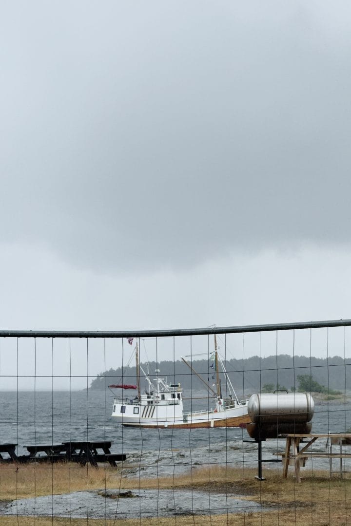 Båt ved sjøen i regnvær