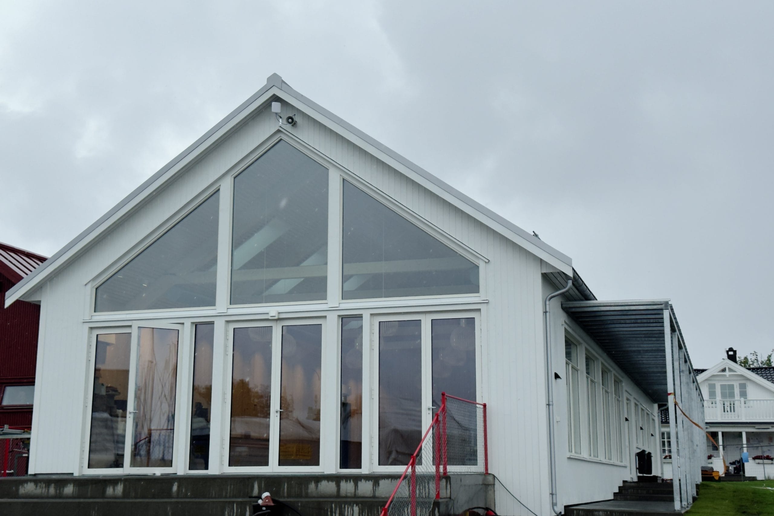 Moderne hvitt hus med store vinduer