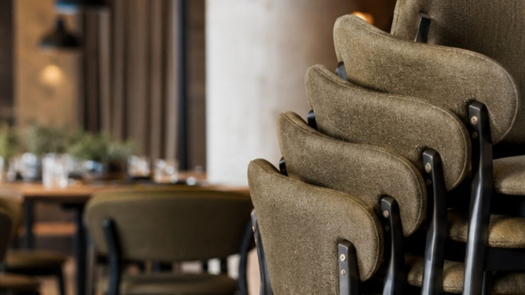 Stablede stoler i en restaurant