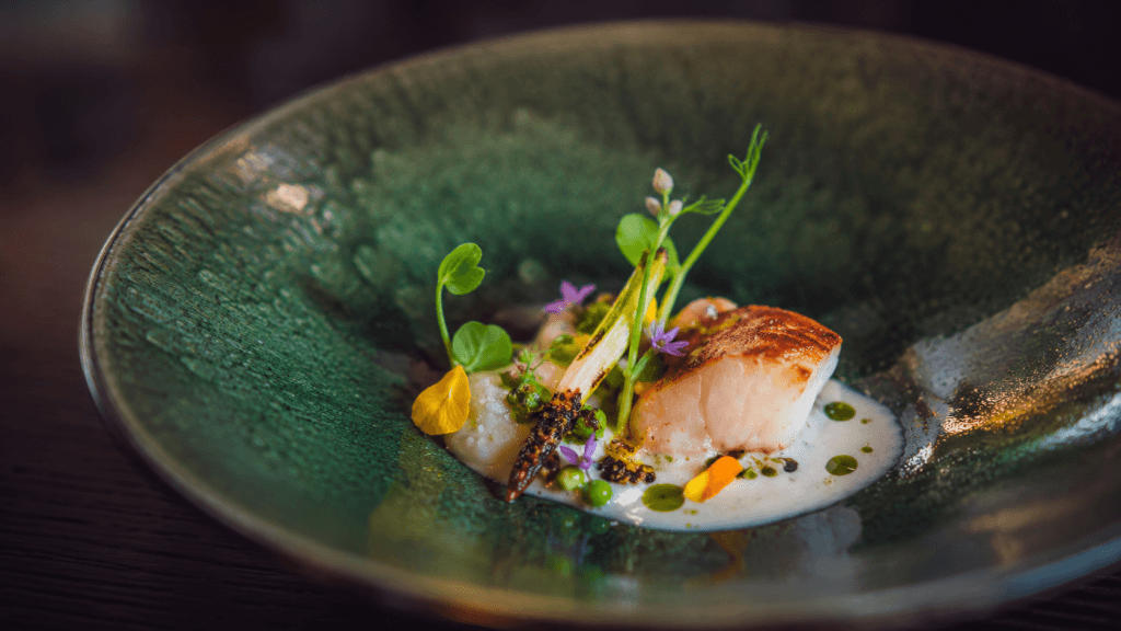 fine dining rett på grønn tallerken servert på restaurant