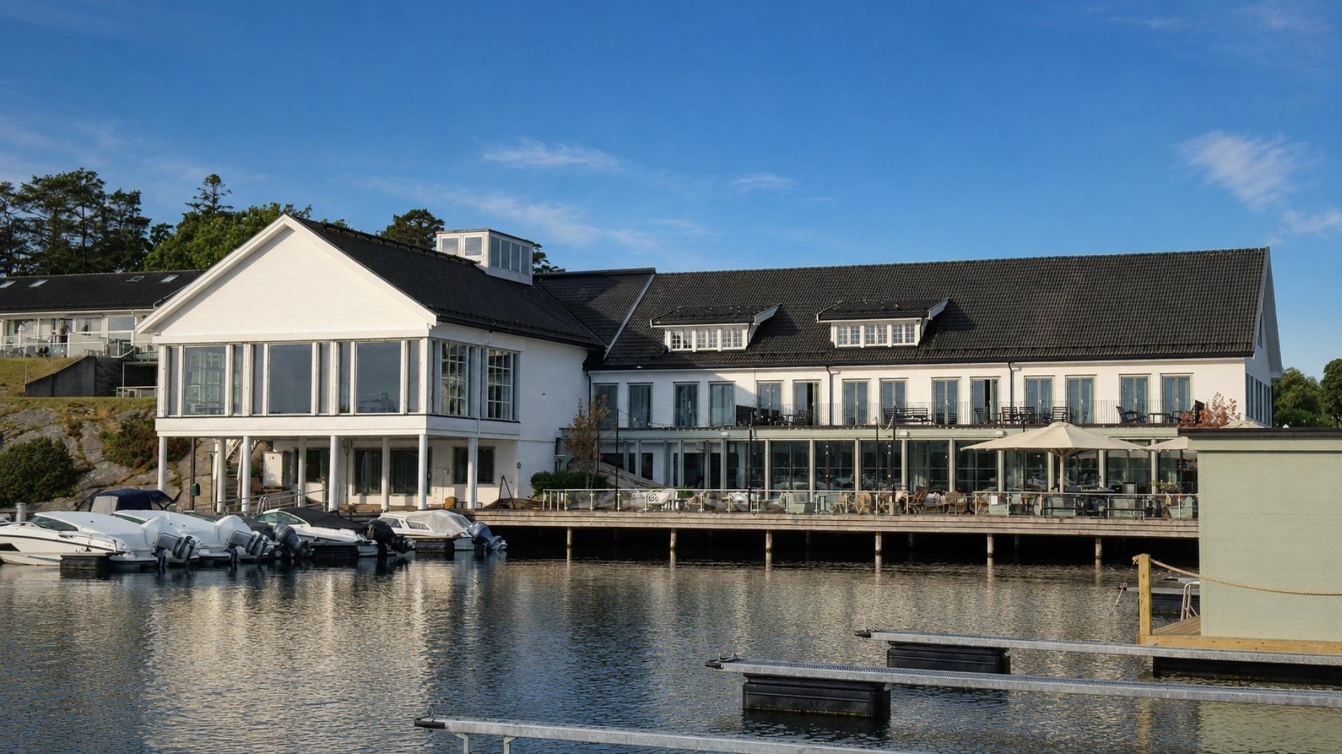fasade utsiden av havna hotel & sjøbad