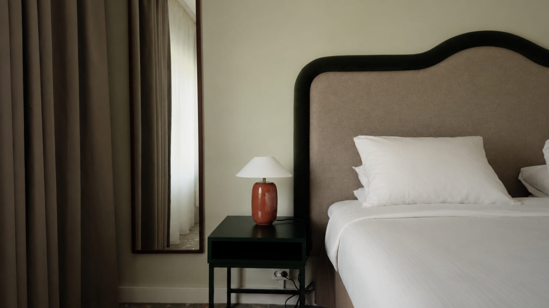 seng med nattbord på hotellrom