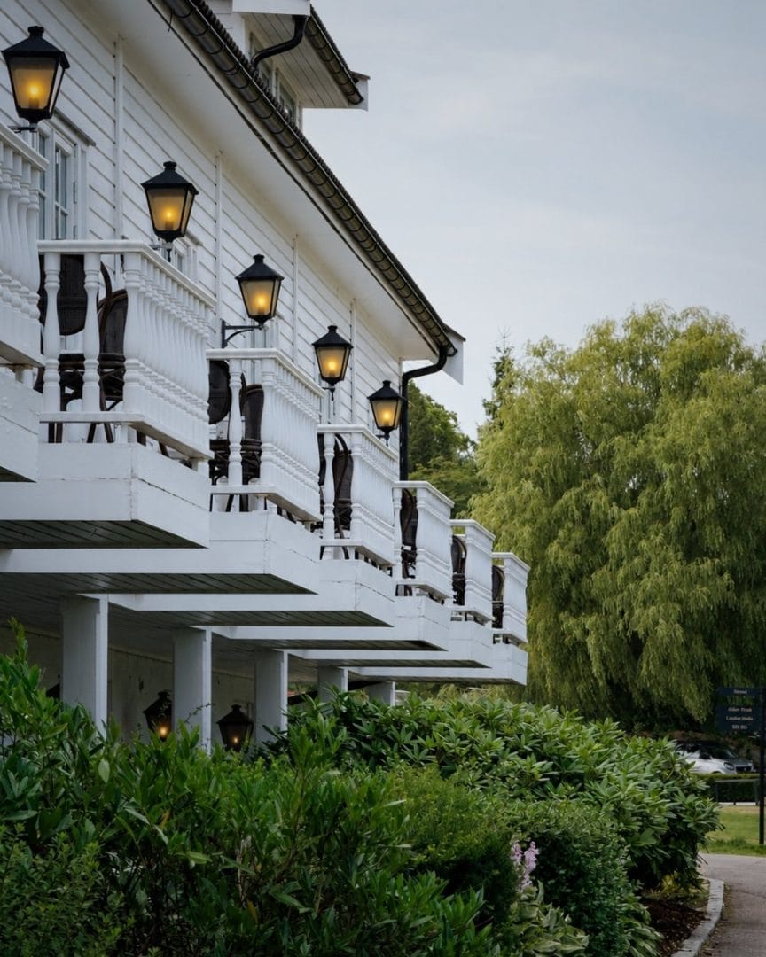 havna hotell med balkonger på utsiden
