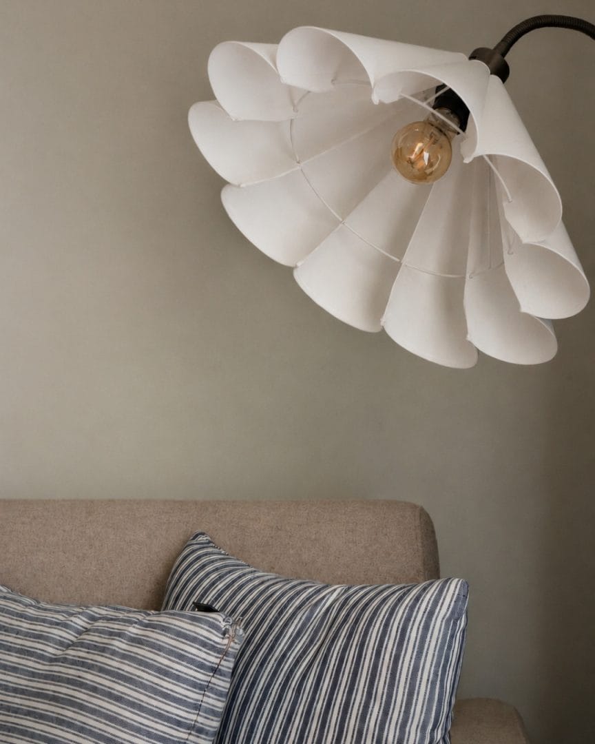 sofa med puter og lampe
