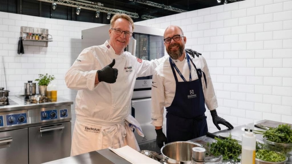 kokker foran electrolux kombidamper på et storkjøkken