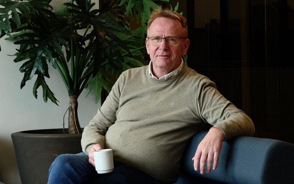 Mann med kaffekopp i sofa hos Berg & Dahl