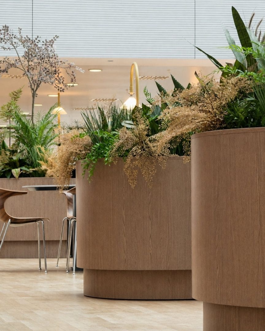 plantekasser ved kantine personalrestaurant
