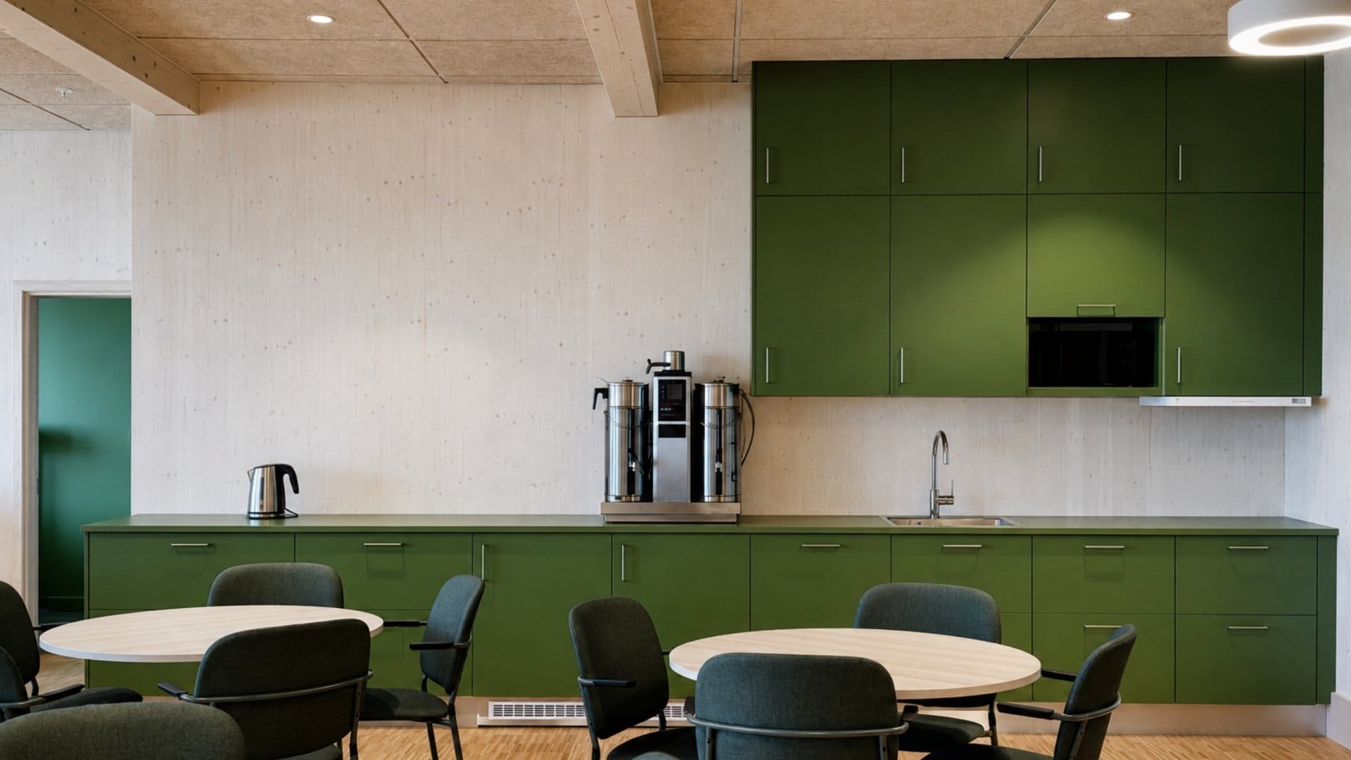 personalkjøkken med grønn laminat og kaffetrakter