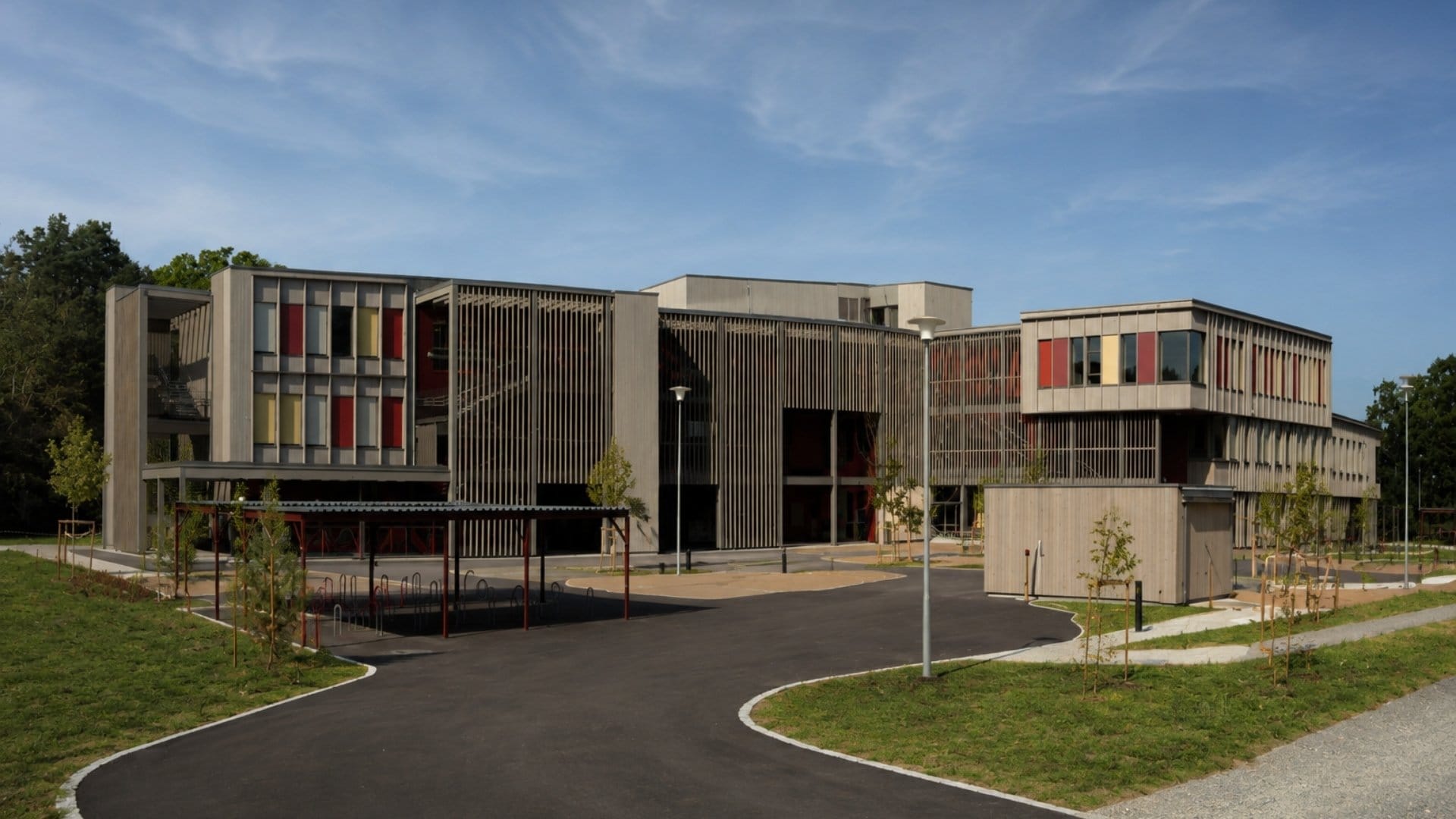 Moderne skolebygning med grønt område