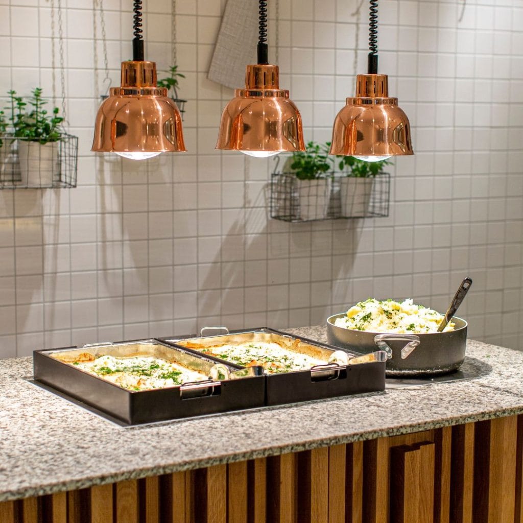 varmelamper over varmmat i kantine