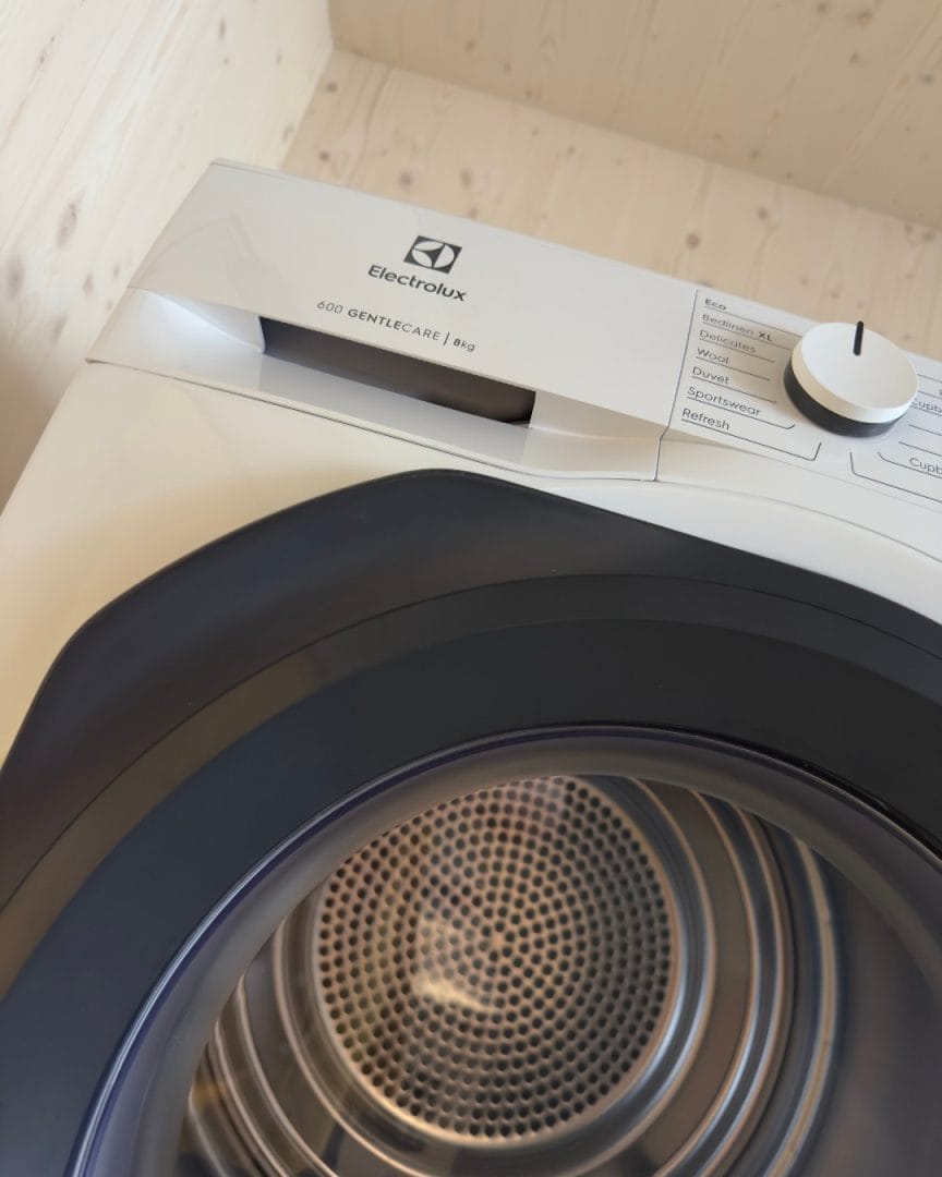Moderne industrivaskemaskin med åpen dør