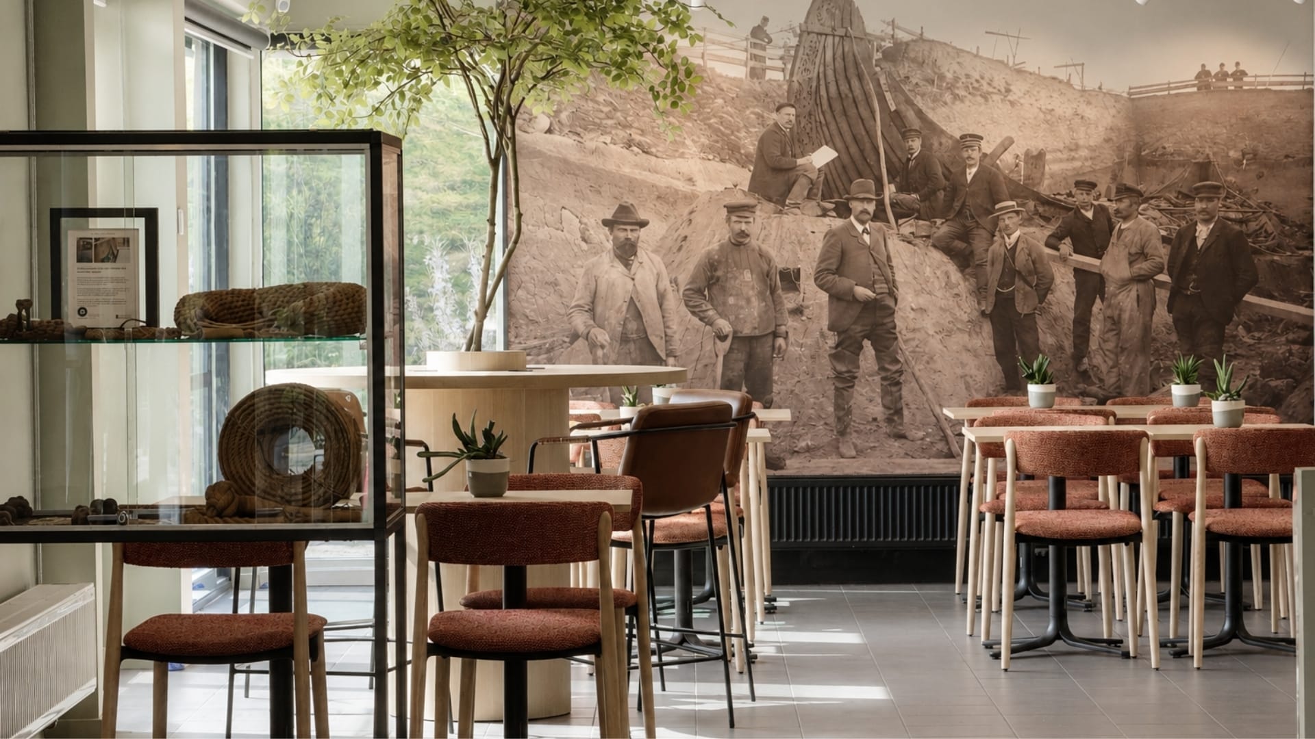 kafé ved museum med stoler, bort og utstillingsmonter
