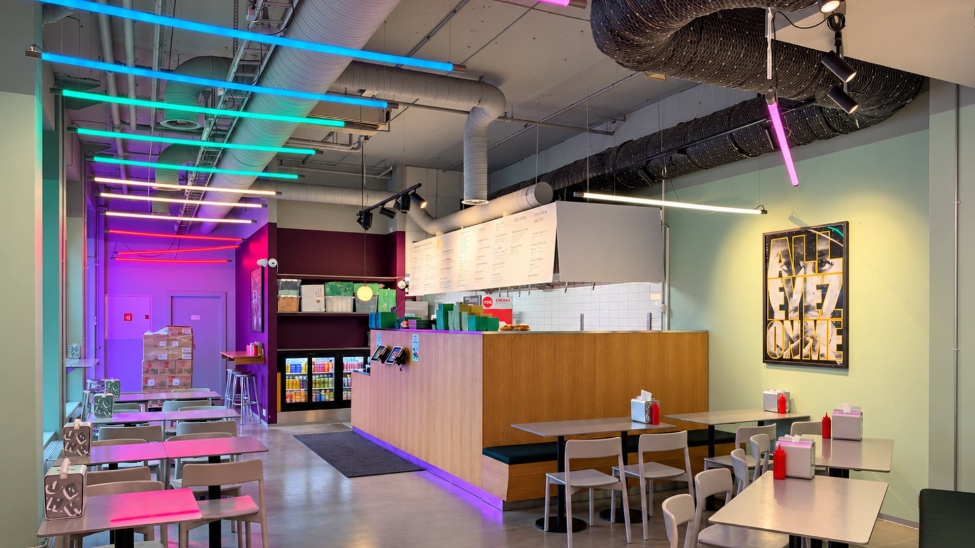 jønk burgerrestaurant med neonlys og bord og stoler