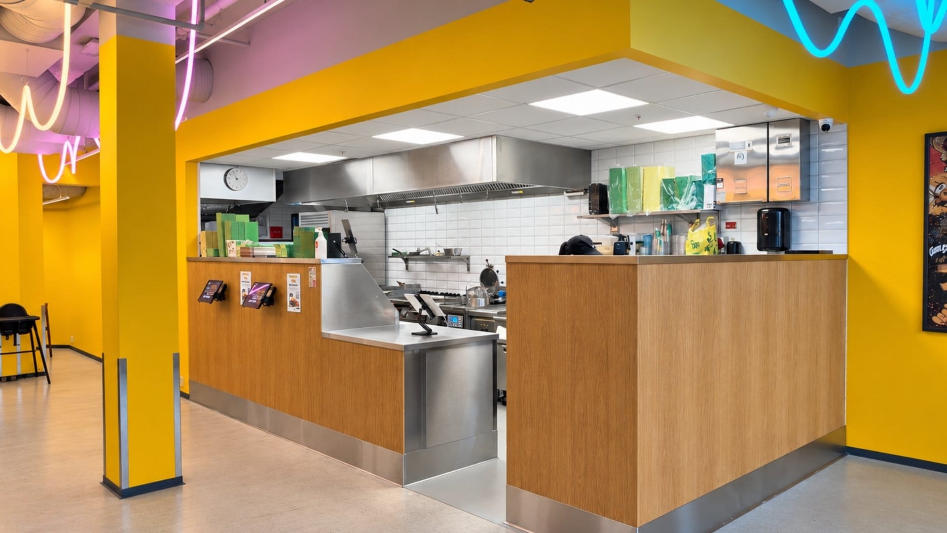 Jønk burgerrestaurant med gule vegger og neonly