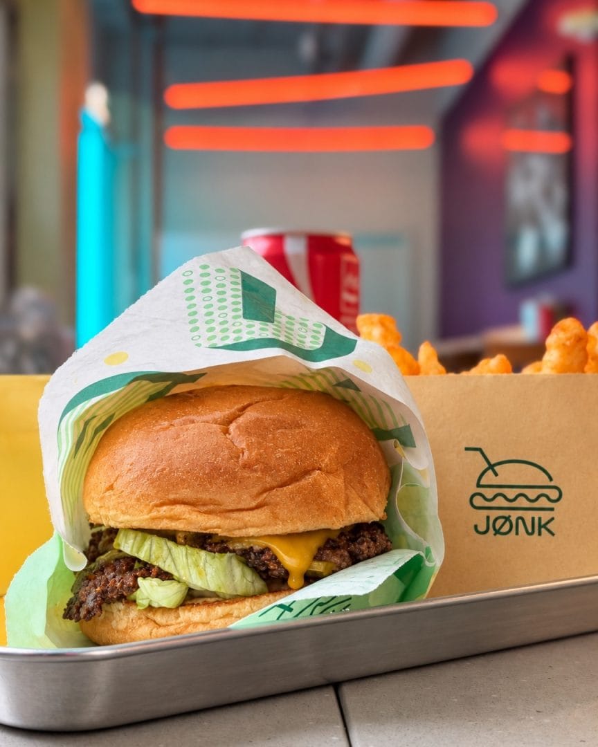 burger på serveringsbrett ved burgerrestaurant jønk
