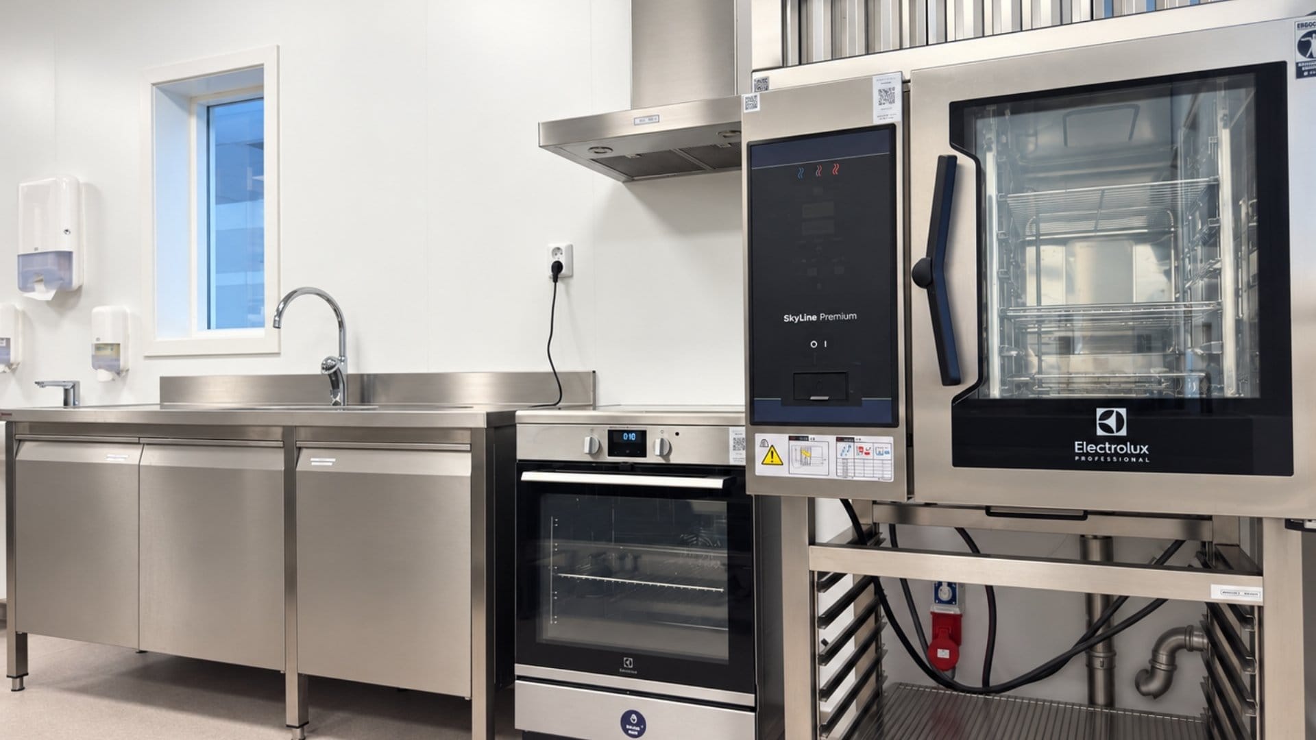 kombidamper fra electrolux professiona med ovn og rustfri vask ved storkjøkkenet til lyngbakken sykehjem