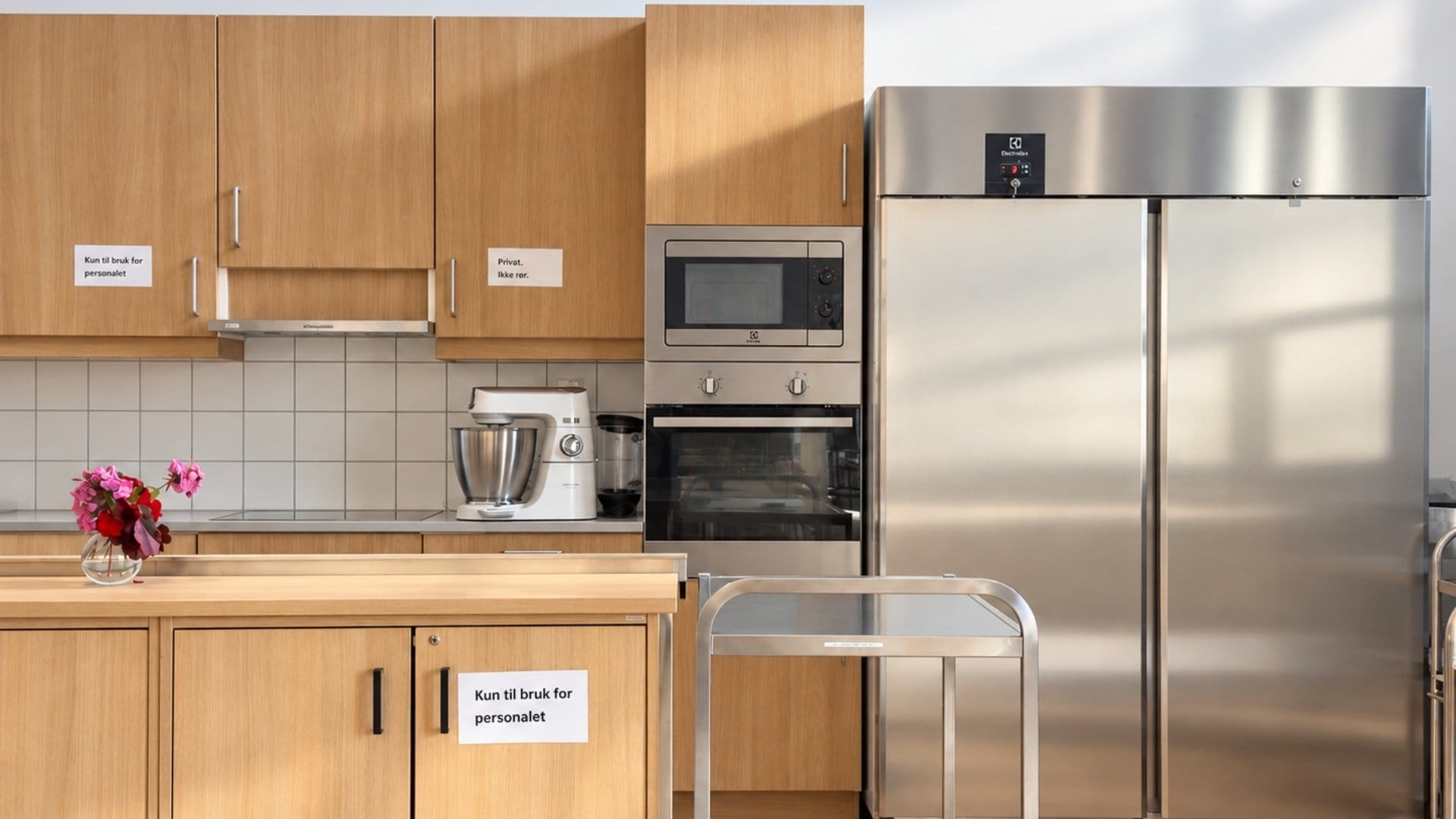kjøkken i med electrolux kjøleskap i fellesområdet ved lyngbakken sykehjem