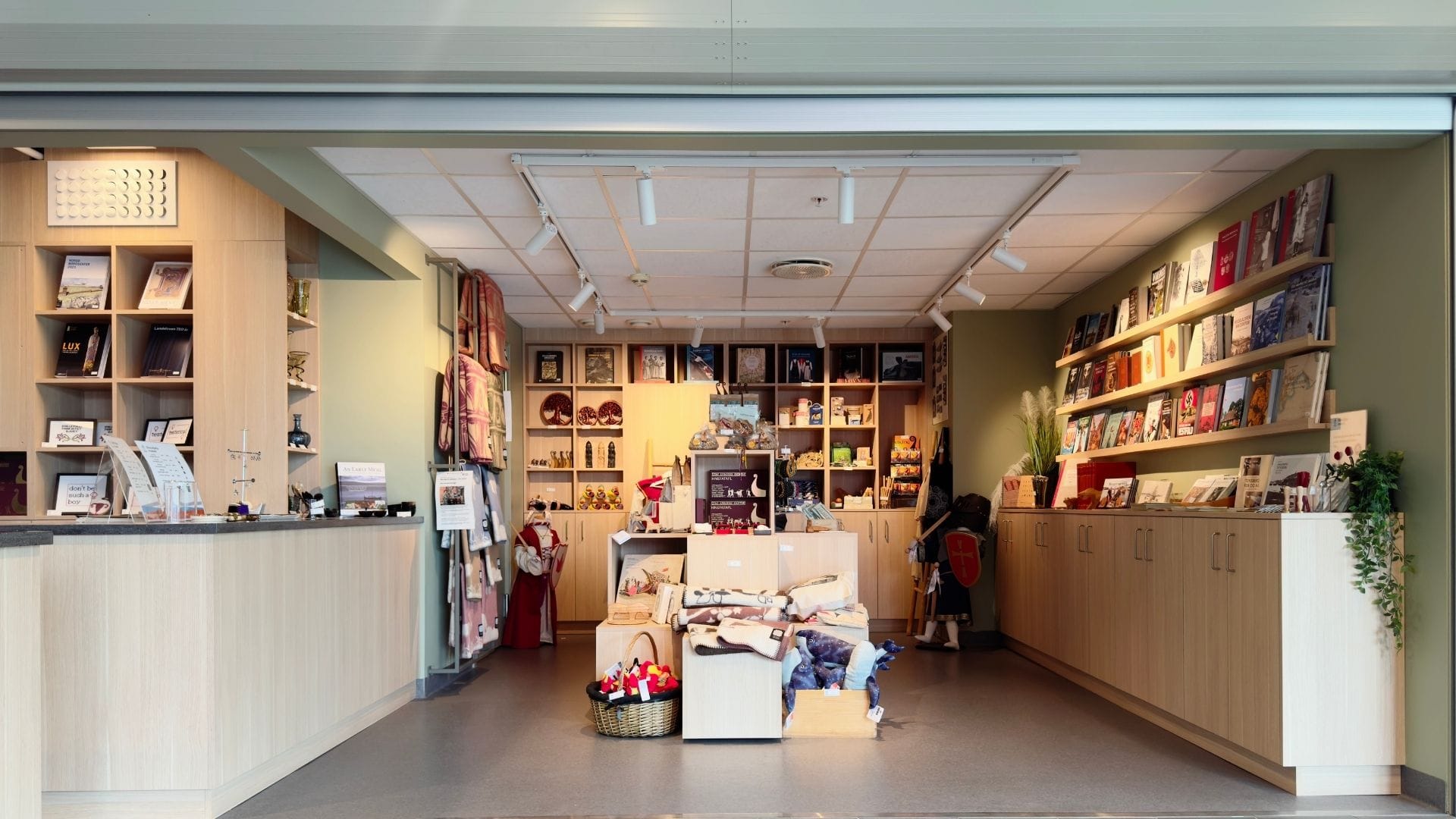 oversikt over butikken ved Slottsfjellmuseum