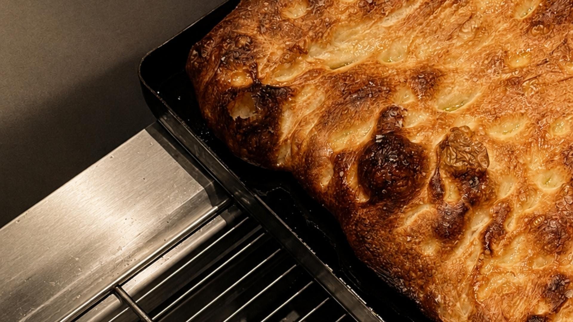 focaccia på brett med rustfritt underlag