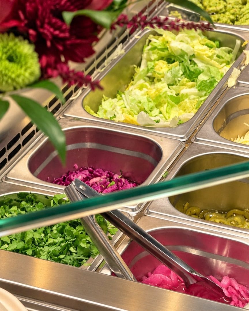 salatbar ved el camino med rustfritt stål