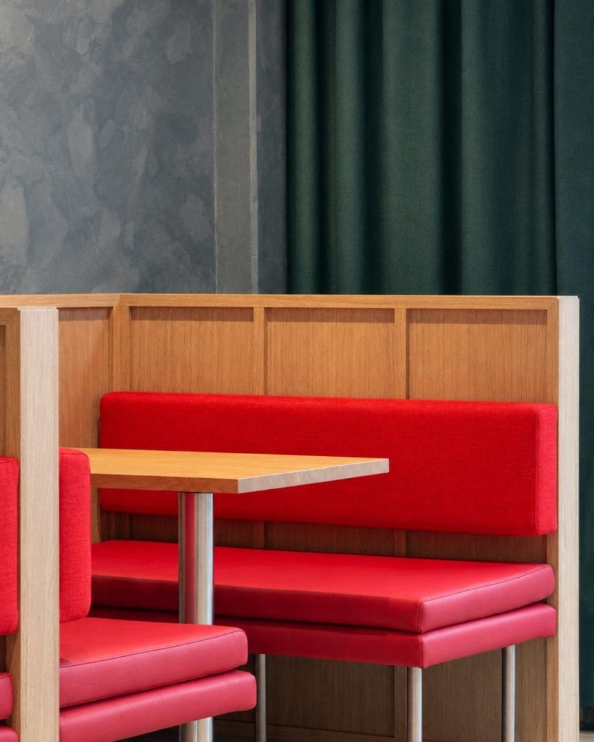 rød sofa med petroleumsgrønn gardin ved el camino ski storsenter