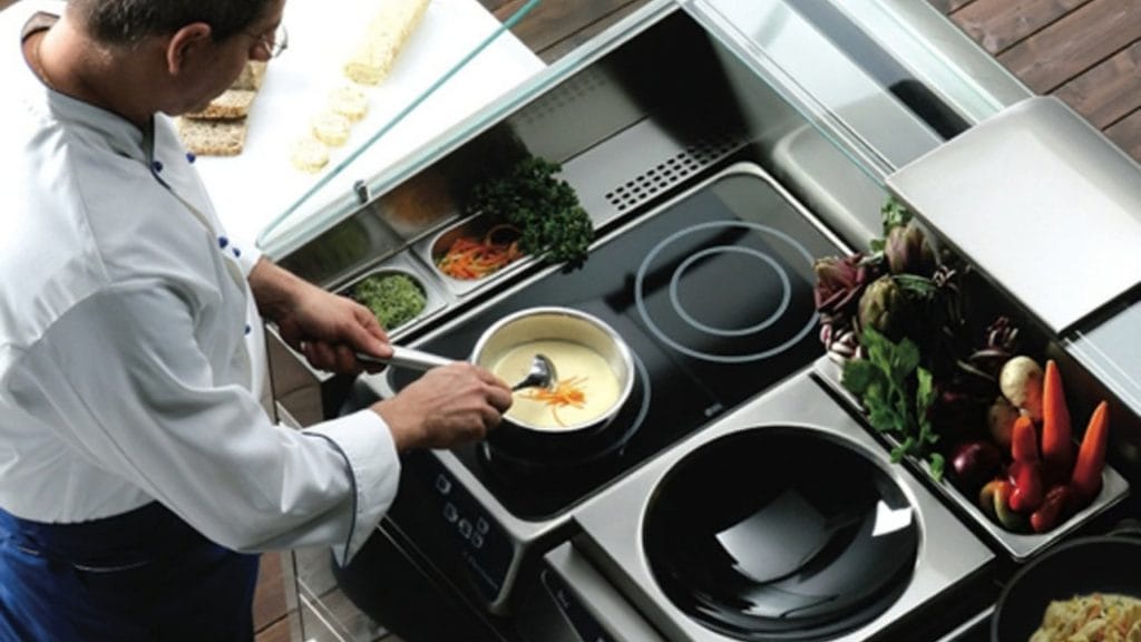 kokk som tilbereder mat på induksjonstopper fra liberopro point fra electrolux professional